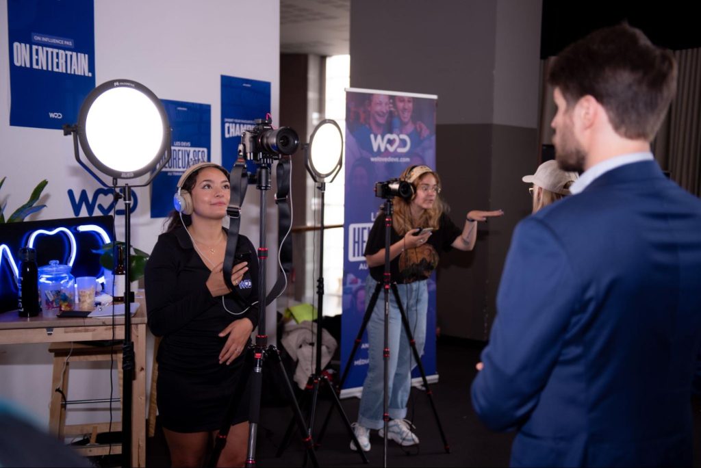 Une photo du DevLille où on voit l'équipe WeLoveDevs qui tourne deux face caméra en parrallèle